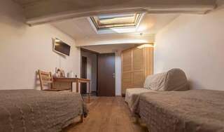Гостиница Gostevye Nomera Кандалакша Двухместный номер с 1 кроватью или 2 отдельными кроватями + дополнительной кроватью-1