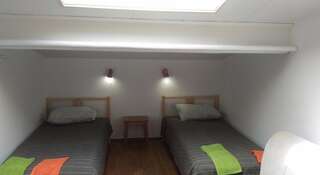 Гостиница Gostevye Nomera Кандалакша Двухместный номер с 1 кроватью или 2 отдельными кроватями + дополнительной кроватью-3